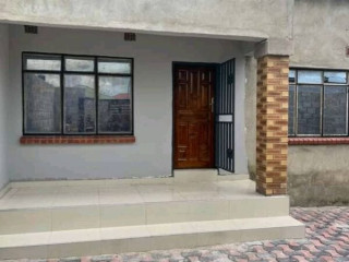 2-bedroom-flat-for-rent-in-meanwood-kwamwena