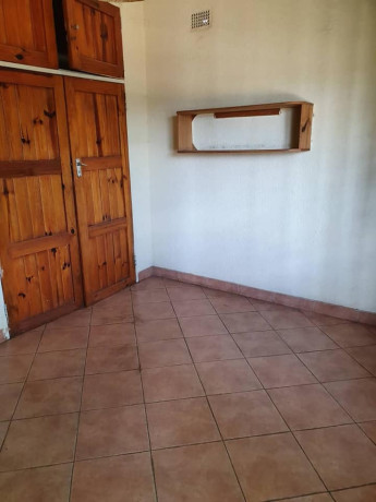 spacious-3-bedroom-flat-in-makeni-big-2