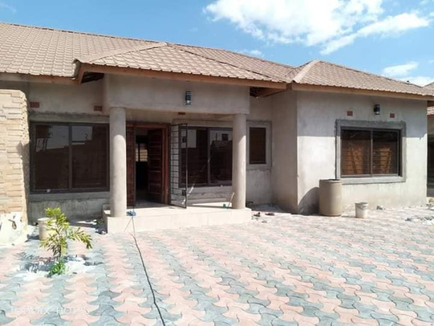 spacious-2-bedroom-flat-for-rent-in-chalala-big-0