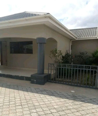 2-bedroom-flat-for-rent-in-meanwood-vorna-valley-big-7