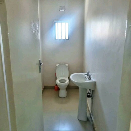 2-bedroom-flat-for-rent-in-meanwood-vorna-valley-big-3