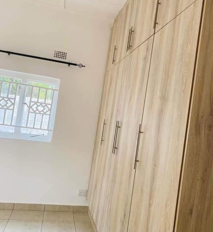 beautiful-and-spacious-3-bedroom-house-for-rent-in-roma-big-4