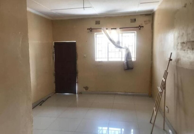 neat-and-spacious-3-bedroom-flats-in-kabwata-big-2
