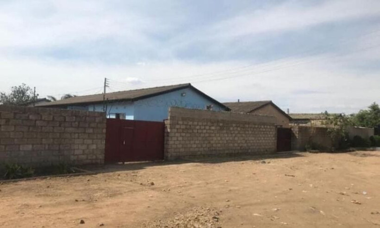 neat-and-spacious-3-bedroom-flats-in-kabwata-big-5