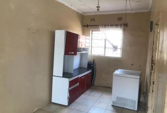 neat-and-spacious-3-bedroom-flats-in-kabwata-big-0